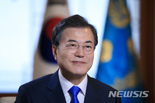 【서울=뉴시스】문재인 대통령이 러시아 순방을 하루 앞둔 20일 청와대 본관 충무실에서 러시아 타스(TASS)통신사·국영 방송 러시아1과 러시아24·로시스카야 가제타(Rossiskaya Gazeta) 신문사 합동 취재단과 인터뷰를 하고 있다. 2018.06.20. (사진=청와대 제공)&nbsp; photo@newsis.com