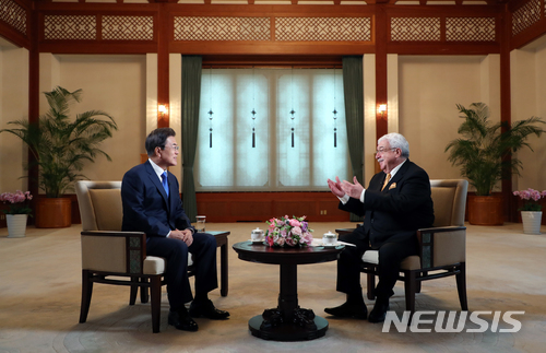 【서울=뉴시스】문재인 대통령이 러시아 순방을 하루 앞둔 20일 청와대 본관 충무실에서 러시아 타스(TASS)통신사·국영 방송 러시아1과 러시아24·로시스카야 가제타(Rossiskaya Gazeta) 신문사 합동 취재단과 인터뷰를 하고 있다. 2018.06.20. (사진=청와대 제공)&nbsp; photo@newsis.com