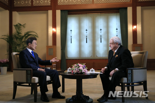 【서울=뉴시스】문재인 대통령이 러시아 순방을 하루 앞둔 20일 청와대 본관 충무실에서 러시아 타스(TASS)통신사·국영 방송 러시아1과 러시아24·로시스카야 가제타(Rossiskaya Gazeta) 신문사 합동 취재단과 인터뷰를 하고 있다. 2018.06.20. (사진=청와대 제공)&nbsp; photo@newsis.com