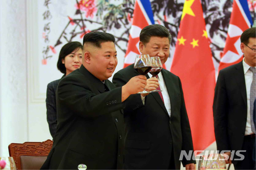 【서울=뉴시스】 북한 노동신문은 지난달 19일 김정은 국무위원장이 중국을 방문해 시진핑 국가주석을 만나 회담 및 만찬을 했다고 20일 보도했다. 2018.067.12(출처=노동신문) photo@newsis.com
