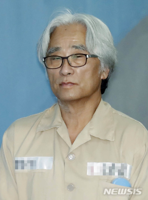 【서울=뉴시스】최동준 기자 = '단원 성폭력' 혐의 이윤택 전 연희단거리패 예술감독이 지난 6월20일 서울 서초구 서울중앙지법에서 열린 공판에 출석하기 위해 호송차에서 내려 법정으로 향하고 있다. 2018.06.20. photocdj@newsis.com