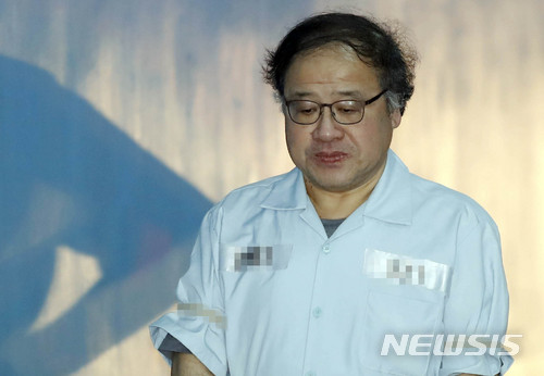 【서울=뉴시스】최동준 기자 = '국정농단 사건' 안종범 전 청와대 경제수석이 20일 서울 서초구 서울중앙지방법원에서 열린 공판에 출석하기 위해 호송차에서 내려 법정으로 향하고 있다. 2018.06.20. photocdj@newsis.com