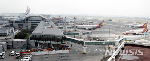 【서울=뉴시스】홍찬선 기자 = 한국공항공사는 김포공항 주변 소음대책지역 주민을 대상으로 국제여행 바우처 사회공헌활동을 추진한다고 25일 밝혔다. 사진은 지난해 6월 촬영된 김포공항 국내선 청사의 전경. 2019.06.25.(사진=한국공항공사 제공) photo@newsis.com 