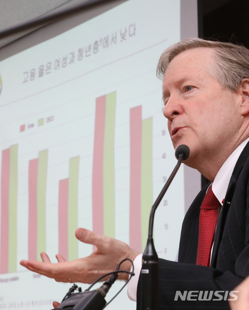 【세종=뉴시스】강종민 기자 = 랜달 존스 경제협력개발기구(OECD) 한국경제 담당관이 20일 오후 정부세종청사에서 OECD 정책 권고가 담긴 한국경제보고서를 발표하고 있다. 2018.06.20.&nbsp; ppkjm@newsis.com