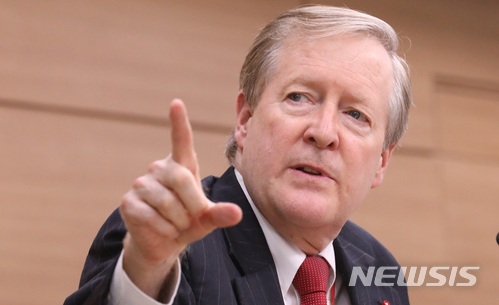 【세종=뉴시스】강종민 기자 = 랜달 존스 경제협력개발기구(OECD) 한국경제 담당관이 20일 오후 정부세종청사에서 OECD 정책 권고가 담긴 한국경제보고서를 발표하고 있다. 2018.06.20.&nbsp; ppkjm@newsis.com