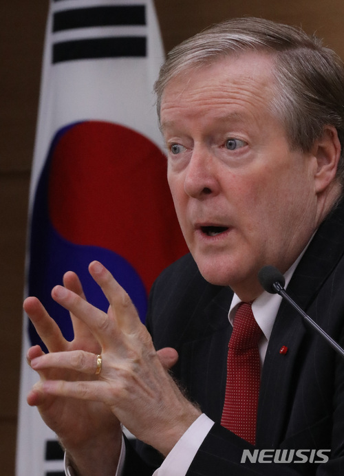 【세종=뉴시스】강종민 기자 = 랜달 존스 경제협력개발기구(OECD) 한국경제 담당관이 20일 오후 정부세종청사에서 OECD 정책 권고가 담긴 한국경제보고서를 발표하고 있다. 2018.06.20. ppkjm@newsis.com