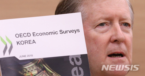 【세종=뉴시스】강종민 기자 = 랜달 존스 경제협력개발기구(OECD) 한국경제 담당관이 20일 오후 정부세종청사에서 OECD 정책 권고가 담긴 한국경제보고서를 발표하고 있다. 2018.06.20. ppkjm@newsis.com