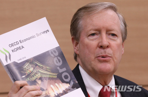 【세종=뉴시스】강종민 기자 = 랜달 존스 경제협력개발기구(OECD) 한국경제 담당관이 20일 오후 정부세종청사에서 OECD 정책 권고가 담긴 한국경제보고서를 발표하고 있다. 2018.06.20.&nbsp; ppkjm@newsis.com