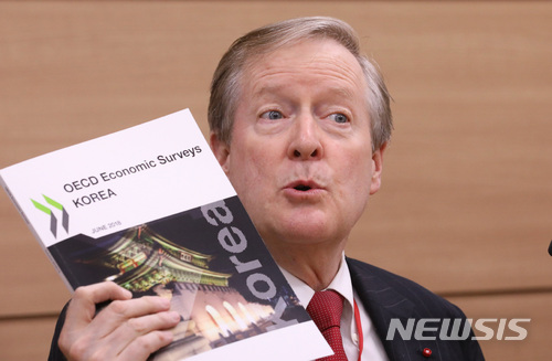【세종=뉴시스】강종민 기자 = 랜달 존스 경제협력개발기구(OECD) 한국경제 담당관이 20일 오후 정부세종청사에서 OECD 정책 권고가 담긴 한국경제보고서를 발표하고 있다. 2018.06.20. ppkjm@newsis.com