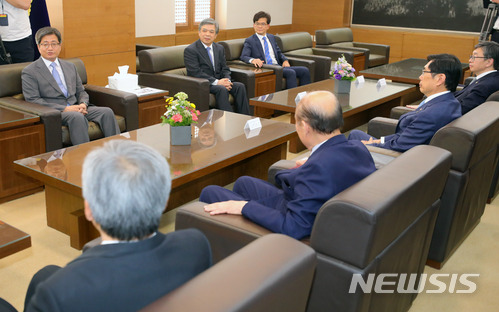 【서울=뉴시스】배훈식 기자 = 20일 오후 서울 서초구 대법원에서 열린 대법관후보추천위원회에 참석한 김명수(윗줄 왼쪽) 대법원장이 인사말을 하고 있다. 2018.06.20. dahora83@newsis.com