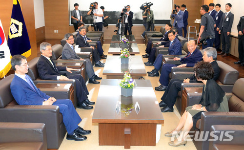 【서울=뉴시스】배훈식 기자 = 20일 오후 서울 서초구 대법원에서 열린 대법관후보추천위원회에 참석한 김명수(왼쪽 세번째) 대법원장이 인사말을 하고 있다. 2018.06.20. dahora83@newsis.com