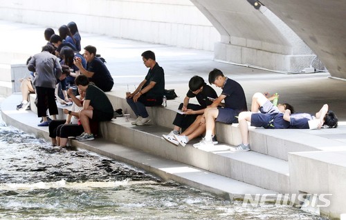 【서울=뉴시스】조성봉 기자 = 초여름 날씨를 보인 20일 오후 서울 종로구 청계천에서 시민들이 더위를 피하고 있다. 2018.06.20.suncho21@newsis.com