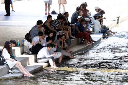 【서울=뉴시스】조성봉 기자 = 초여름 날씨를 보인 20일 오후 서울 종로구 청계천에서 시민들이 더위를 피하고 있다. 2018.06.20.suncho21@newsis.com