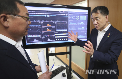 【서울=뉴시스】 최진석 기자 = 박능후 보건복지부 장관이 20일 서울 중구 사회보장정보원을 찾아 아동수당 정보시스템과 신청 상황을 점검하고 있다. 올해 처음 시행되는 아동수당은 만 6세미만 아동에게 수급아동기구의 경제적 수준이 2인 이상 전체 가구의 100분의 90 수준 이하인 경우에 1인당 월 10만원 지급한다. 2018.06.20. myjs@newsis.com