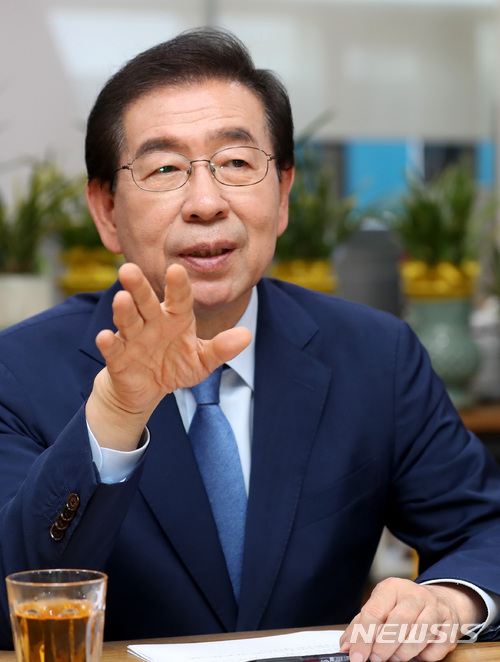 【서울=뉴시스】이영환 기자 = 박원순 서울시장이 20일 서울 중구 서울시청 집무실에서 뉴시스와 인터뷰를 하고 있다. 2018.06.20.&nbsp; 20hwan@newsis.com