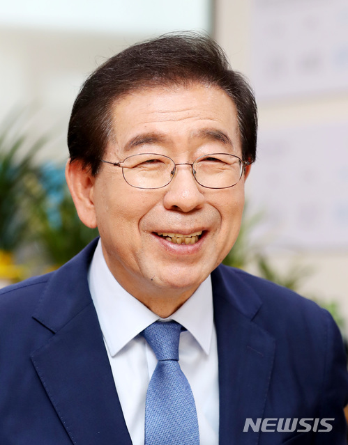 【서울=뉴시스】이영환 기자 = 박원순 서울시장이 20일 서울 중구 서울시청 집무실에서 뉴시스와 인터뷰를 하며 미소짓고 있다. 2018.06.20. 20hwan@newsis.com