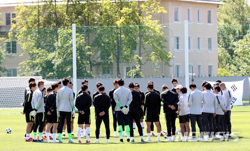 【상트페테르부르크(러시아)=뉴시스】고범준 기자 = 20일(현지시간) 오전 한국 축구대표팀 신태용 감독이 베이스캠프인 러시아 상트페테르부르크 로모노소프 스파르타크 스타디움에서 훈련에 앞서 선수들에게 지시사항을 전달하고 있다.  대한민국 축구 대표팀은 오는 24일 멕시코, 27일 독일과 각각 2,3차전 조별리그를 치른다. 2018.06.20. bjko@newsis.com