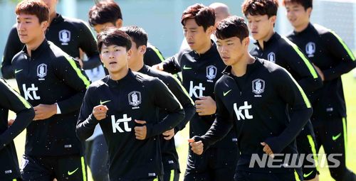 【상트페테르부르크(러시아)=뉴시스】고범준 기자 = 20일(현지시간) 오전 한국 축구대표팀 이승우를 비롯한 선수들이 베이스캠프인 러시아 상트페테르부르크 로모노소프 스파르타크 스타디움에서 훈련을 하고 있다. 대한민국 축구 대표팀은 오는 24일 멕시코, 27일 독일과 각각 2,3차전 조별리그를 치른다. 2018.06.20. bjko@newsis.com