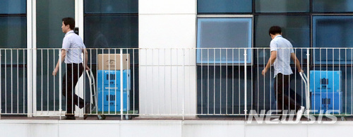 【세종=뉴시스】강종민 기자 = 20일 공정거래위원회 퇴직자들의 취업 특혜 혐의를 포착한 검찰이 20일 공정위 기업집단국 등에 대해 압수수색을 벌여 압수품을 차량으로 옮기고 있다. 2018.06.20.&nbsp; ppkjm@newsis.com