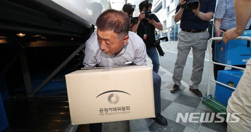 [세종=뉴시스] 강종민 기자 = 공정거래위원회 퇴직자들의 취업 특혜 혐의를 포착한 검찰이 공정위 기업집단국 등에 대해 압수수색을 벌인 20일 오후 검찰 관계자들이 압수품을 차량에 옮겨 싣고 있다. 2018.06.20. ppkjm@newsis.com