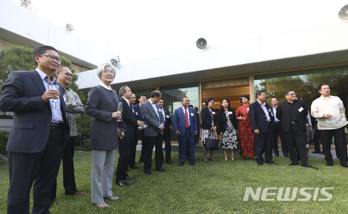 [서울=뉴시스] 최진석 기자 = 2018년 6월 20일 강경화(왼쪽 세 번째) 당시 외교부 장관이 서울 외교부장관 공관에서 열린 '제22차 한·아세안 대화 환영 만찬'에 참석해 각국 수석대표 및 아세안 사무차장들과 대화를 나누고 있다. 2022.04.24. myjs@newsis.com