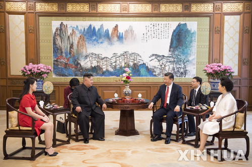 【베이징=신화/뉴시스】20일 시진핑 국가주석와 부인 펑리위안 여사가 중국 정부가 귀빈을 접대하는 영빈관인 댜오위타이 국빈관에 북한 김정은 국무위원장과 그 부인 리설주 여사와 화기애애한 분위기에서 대화를 나누고 있다. 2018.06.21 