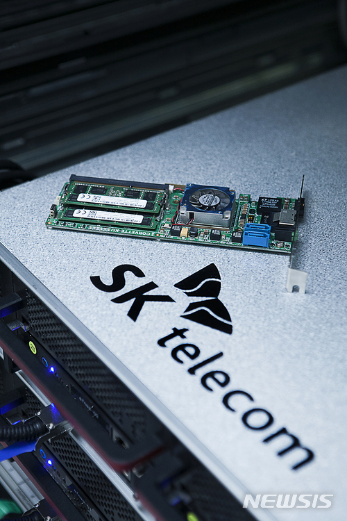 SKT, AI 가속 솔루션 개발...'누구' 서비스 용량 5배 늘린다