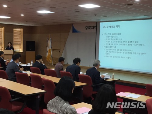 【청주=뉴시스】임장규 기자 = 21일 충북대학교 개신문화관에서 열린 '한국은행 창립 68주년 지역경제발전세미나'에서 정혜진 고려대학교 아시아기업지배구조연구소 연구원이 주제 발표를 하고 있다. 2018.06.21. (사진=한국은행 충북본부 제공) photo@newsis.com