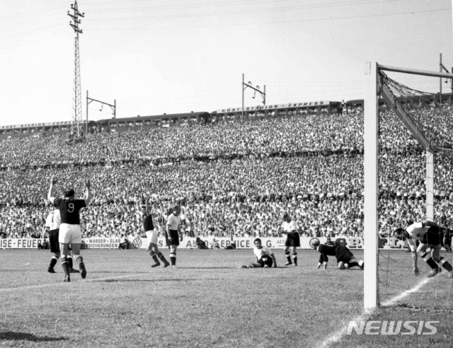 [베른=AP/뉴시스] 1954년 스위스월드컵 헝가리와 서독의 경기. 1954.06.20.