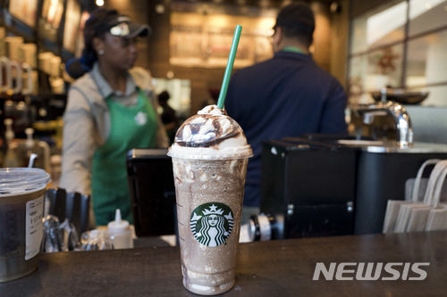【뉴욕=AP/뉴시스】 스타벅스 케빈 존슨 최고경영자가 24일(현지시간) 직원들에게 보낸 내부 메모에서 감원 등 회사가 추진할 중대한 변화를 예고했다. 사진은 스타벅스의 인기메뉴 중 하나인 모카 프라푸치노. 2018. 09. 24