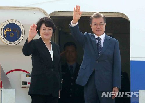 【성남=뉴시스】해외순방을 위해 출국 전용기에 오른 문재인 대통령 내외의 모습. (사진=뉴시스DB). 2018.06.21.