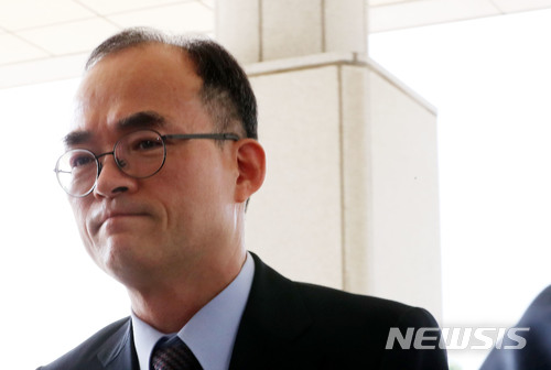 【서울=뉴시스】박주성 기자 = 문무일 검찰총장이 21일 오전 서울 서초구 대검찰청으로 출근하고 있다. 2018.06.21.&nbsp; park7691@newsis.com 