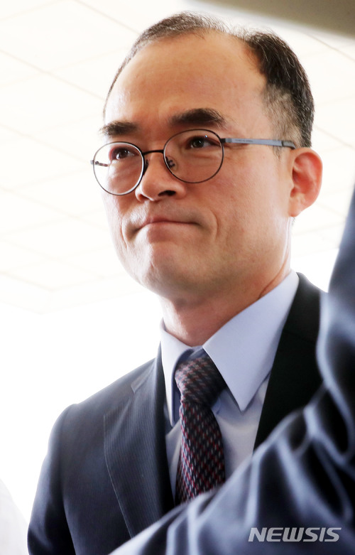 【서울=뉴시스】박주성 기자 = 문무일 검찰총장이 21일 오전 서울 서초구 대검찰청으로 출근하고 있다. 2018.06.21. park7691@newsis.com