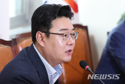 【서울=뉴시스】고승민 기자 = 21일 오전 서울 여의도 국회에서 열린 자유한국당 초선의원 모임에서 김성원 간사가 회의가 비공개라며 취재진의 퇴장을 촉구하고 있다. 2018.06.21. kkssmm99@newsis.com