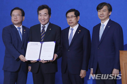 【서울=뉴시스】최동준 기자 = 21일 서울 종로구 정부서울청사 별관 국제회의장에서 열린 '검·경 수사권 조정 관련 담화 및 서명식'에서 참석자들이 합의문 서명 뒤 기념촬영을 하고 있다. 왼쪽부터 김부겸 행정안전부 장관, 이낙연 국무총리, 박상기 법무부 장관, 조국 청와대 민정수석. 2018.06.21.&nbsp; photocdj@newsis.com 