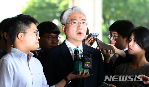 【서울=뉴시스】박주성 기자 = 임지봉 서강대 법학전문대학원 교수가 21일 오전 고발인 자격으로 조사를 받기 위해 서울 서초구 서울중앙지검으로 출석하고 있다. 2018.06.21. park7691@newsis.com