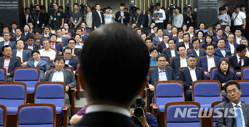 【서울=뉴시스】홍효식 기자 = 자유한국당 의원들이 21일 오전 서울 여의도 국회에서 열린 의원총회에서 참석해 김성태 대표 권한대행의 모두발언을 경청하고 있다. 2018.06.21. yesphoto@newsis.com