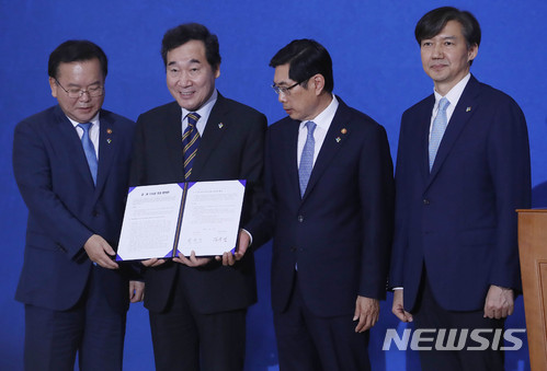 【서울=뉴시스】최동준 기자 = 21일 서울 종로구 정부서울청사 별관 국제회의장에서 열린 '검·경 수사권 조정 관련 합의문 서명식'에서 이낙연 국무총리가 기념촬영을 위해 들고 있는 합의문을 박상기(왼쪽 세번째) 법무부 장관, 김부겸 행정안전부 장관이 바라보고 있다. 2018.06.21. photocdj@newsis.com