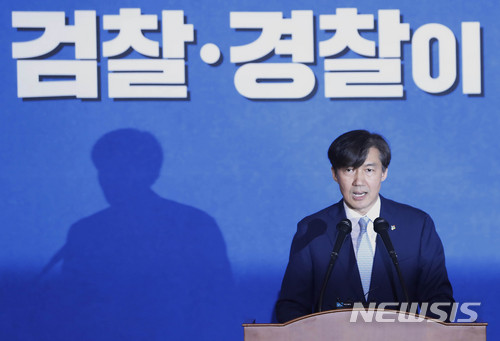 【서울=뉴시스】최동준 기자 = 조국 청와대 민정수석이 21일 서울 종로구 정부서울청사 별관 국제회의장에서 검·경 수사권 조정 관련 합의문 서명식 전 합의안 마련 진행 경과를 설명하고 있다. 2018.06.21.&nbsp; photocdj@newsis.com