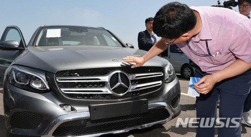 [화성=뉴시스] 이정선 기자 = 메르세데스 벤츠 등 독일차 회사들이 불법 소프트웨어를 이용해 배기가스 배출량을 속였을 가능성이 제기돼 한국 정부가 조사에 나선 21일 오전 경기 화성 우정읍 메르세데스 벤츠 화성 쏘나PVC코리아에서 환경부 관계자들이 검사 대상 차량에 대해 봉인 작업을 하고 있다. 2018.06.21. ppljs@newsis.com