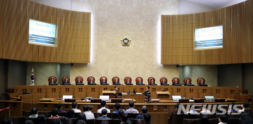 【서울=뉴시스】박주성 기자 = 김명수 대법원장을 비롯한 대법관들이 지난 6월21일 오후 서울 서초구 대법원 대법정에서 열린 전원합의체 선고에 참석하고 있다. 2018.06.21. park7691@newsis.com