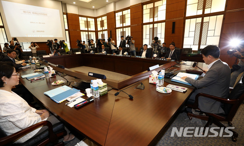 【서울=뉴시스】이영환 기자 = 유광열 금융감독원 수석부원장 겸 제재심의회 위원장이 21일 오후 서울 영등포구 금융감독원에서 열린 삼성증권 관련 제재심의위원회에 참석해 개회를 선언하고 있다. 2018.06.21.&nbsp; 20hwan@newsis.com