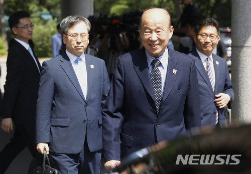 【서울=뉴시스】최동준 기자 = 21일 서울 종로구 남북회담본부에서 남북 적십자회담 대표인 박경서(오른쪽 두번째) 대한적십자사 회장을 비롯한 대표단이 적십자회담을 위해 출발하고 있다. 2018.06.21. photocdj@newsis.com