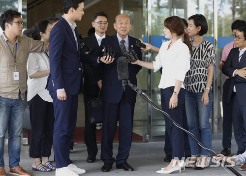 【서울=뉴시스】최동준 기자 = 21일 서울 종로구 남북회담본부에서 남북 적십자회담 대표인 박경서 대한적십자사 회장이 적십자회담 출발 전 기자들 질문에 답변하고 있다. 2018.06.21. photocdj@newsis.com