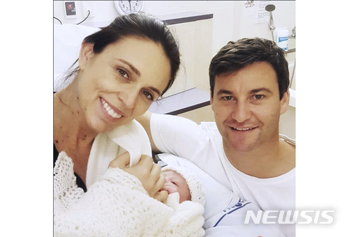 【오클랜드/AP=뉴시스】재신더 아던(왼쪽) 뉴질랜드 총리가 21일 출산 후 딸을 안고 사실혼 배우자 클라크 게이퍼드와 함께 오클랜드시티 병원에서 사진을 찍고 있다. 2018.06.21.