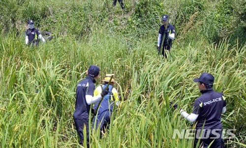 【강진=뉴시스】류형근 기자 = 21일 오전 전남 강진군 한 저수지 인근에서 경찰이 아르바이트를 하기 위해 집을 나섰다가 실종된 강진 여고생 수색작업을 하고 있다. 2018.06.21. (사진=전남경찰청 제공) photo@newsis.com