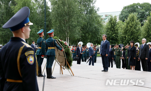 【모스크바(러시아)=뉴시스】전신 기자 = 문재인 대통령이 21일(현지시간) 러시아 모스크바 알렉산드로프 공원을 찾아 무명용사의 묘에 헌화하고 있다. 2018.06.21. photo1006@newsis.com