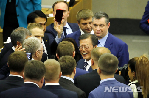 【모스크바(러시아)=뉴시스】전신 기자 = 문재인 대통령이 21일(현지시간) 러시아 모스크바 국가의회 두마(하원)에서 대한민국 대통령 최초로 연설을 한 뒤 의원들과 웃으며 대화하고 있다. 2018.06.21. photo@newsis.com