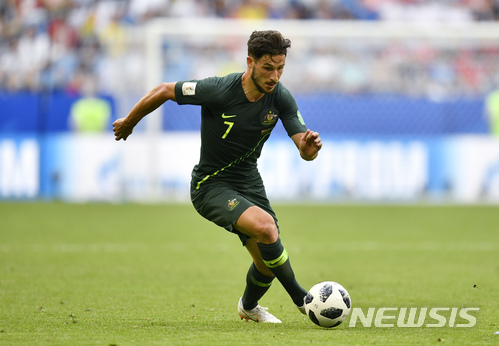 【사마라(러시아)=AP/뉴시스】 매튜 레키, 덴마크와 경기에서 돌파하고 있다. 