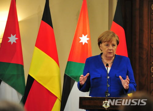 【암만(요르단)=뉴시스】 채정병 기자 = 21일(현지시간) 앙겔라 메르켈 독일 총리가 요르단을 방문한 가운데 알 후세이니아 궁전에서 기자회견을 하고 있다.&nbsp; 메르켈 총리는 심각한 경제난을 겪고 있는 요르단에 1억 달러 차관을 약속했다.&nbsp; 2018.06.21chae0191@newsis.com